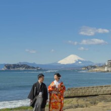 鎌倉・稲村ガ崎で撮影した和装前撮り 鎌倉・稲村ガ崎で色打掛を着用した新婦と紋付袴を着用した新郎がほほ笑んで写る和装ウェディングフォト