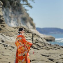 鎌倉・稲村ガ崎で撮影した和装前撮り 鎌倉・稲村ガ崎で色打掛を着用した新婦が後ろ姿を見せる和装ウェディングフォト