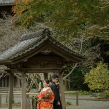 鎌倉・妙本寺で秋に撮影した和装前撮り 鎌倉・妙本寺で色打掛を着用した新婦と紋付袴を着用した新郎が背中合わせで立っている和装ウェディングフォト