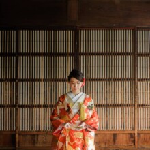 鎌倉・檑亭で秋に撮影した和装前撮り 鎌倉・檑亭で色打掛を着用した新婦が扇子を持ち下を向いている和装ウェディングフォト