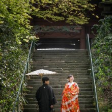 鎌倉・妙本寺で春に撮影した和装前撮り 鎌倉・妙本寺で色打掛を着用した新婦と紋付袴を着用した新郎が写る和装前撮り