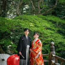 鎌倉・妙本寺で春に撮影した和装前撮り 鎌倉・妙本寺で色打掛を着用した新婦と紋付袴を着用した新郎が緑を背景に和装前撮り