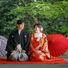 鎌倉・妙本寺で春に撮影した和装前撮り 鎌倉・妙本寺で色打掛を着用した新婦と紋付袴を着用した新郎が正座で写る和装前撮り