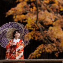 鎌倉・妙本寺で秋に撮影した和装前撮り 鎌倉・妙本寺で色打掛を着用した新婦が番傘を持ち写る和装前撮り