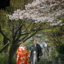 鎌倉・妙本寺で春に撮影した和装前撮り 鎌倉・妙本寺で色打掛を着用した新婦と紋付袴を着用した新郎が手を繋いで写る和装前撮り