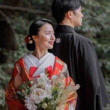 鎌倉・妙本寺で秋に撮影した和装前撮り 鎌倉・妙本寺で色打掛を着用した新婦と紋付袴を着用した新郎が背中合わせに立つ和装前撮り