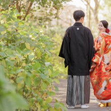鎌倉・妙本寺で秋に撮影した和装前撮り 鎌倉・妙本寺で色打掛を着用した新婦と紋付袴を着用した新郎が写り、新婦のみ振り返っている和装前撮り