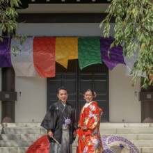 夏に撮影した和装前撮り 色打掛を着用した新婦と紋付袴を着用した新郎が立って写る和装前撮り