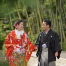 夏に撮影した和装前撮り 色打掛を着用した新婦と紋付袴を着用した新郎が手を繋いで写る和装前撮り