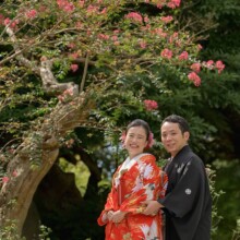 夏に撮影した和装前撮り 色打掛を着用した新婦と紋付袴を着用した新郎がお花と笑顔で写る和装前撮り