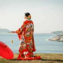 鎌倉・稲村ガ崎で秋に撮影した和装前撮り 鎌倉・稲村ガ崎で色打掛を着用した新婦が江ノ島を背景に後ろ姿を写した和装前撮り