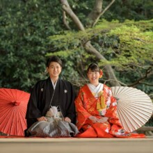 鎌倉・妙本寺で春に撮影した和装前撮り 鎌倉・妙本寺で色打掛を着用した新婦と紋付袴を着用した新郎が正座をして写る和装前撮り