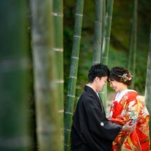 鎌倉・英勝寺で春に撮影した和装前撮り 鎌倉・英勝寺で色打掛を着用した新婦と紋付袴を着用した新郎が向かい合って写る和装前撮り