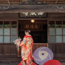 鎌倉・海蔵寺で夏に撮影した和装前撮り 鎌倉・海蔵寺で色打掛を着用した新婦が写る和装前撮り