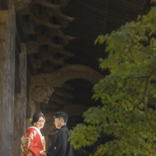 鎌倉・妙本寺で秋に撮影した和装前撮り 鎌倉・妙本寺で色打掛を着用した新婦と紋付袴を着用した新郎が写る和装前撮り