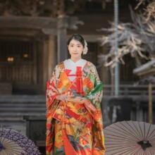鎌倉・妙本寺で冬に撮影した和装前撮り 鎌倉・妙本寺で色打掛を着用した新婦が扇子を持って写る和装前撮り