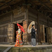 鎌倉・建長寺で冬に撮影した和装前撮り 鎌倉・建長寺で色打掛を着用した新婦と紋付袴を着用した新郎が写る和装前撮り