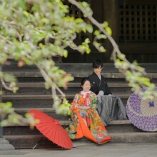 鎌倉・妙本寺で春に撮影した和装前撮り 鎌倉・妙本寺で色打掛を着用した新婦と紋付袴を着用した新郎が座って写る和装前撮り