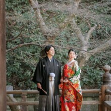 鎌倉・妙本寺で冬に撮影した和装前撮り 鎌倉・妙本寺で色打掛を着用した新婦と紋付袴を着用した新郎が遠くを見つめる和装前撮り