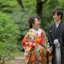 鎌倉・妙本寺で春に撮影した和装前撮り 鎌倉・妙本寺で色打掛を着用した新婦と紋付袴を着用した新郎が笑い合って写る和装前撮り