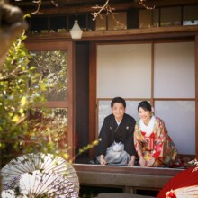 鎌倉・鎌倉本店で冬に撮影した和装前撮り 鎌倉・鎌倉本店で色打掛を着用した新婦と紋付袴を着用した新郎が縁側で正座をしている和装前撮り