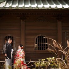 鎌倉・英勝寺で春に撮影した和装前撮り 鎌倉・英勝寺で色打掛を着用した新婦と紋付袴を着用した新郎が向かい合って写る和装ウェディングフォト