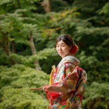 鎌倉・妙本寺で秋に撮影した和装前撮り 鎌倉・妙本寺で色打掛を着用した新婦が振り返って写る和装前撮り