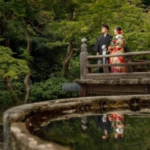 鎌倉・妙本寺で秋に撮影した和装前撮り 鎌倉・妙本寺で色打掛を着用した新婦と紋付袴を着用した新郎が遠くを見つめている和装ウェディングフォト