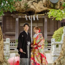 鎌倉・鎌倉本店の隣の神社で冬に撮影した和装前撮り 鎌倉・鎌倉本店の隣の神社で色打掛を着用した新婦と紋付袴を着用した新郎が笑顔で写る和装ウェディングフォト