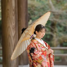 鎌倉・妙本寺で春に撮影した和装前撮り 鎌倉・妙本寺で色打掛を着用した新婦が番傘を持っている和装前撮り