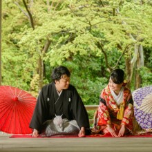 鎌倉・妙本寺で春に撮影した和装前撮り 鎌倉・妙本寺で色打掛を着用した新婦と紋付袴を着用した新郎が正座をしている和装前撮り