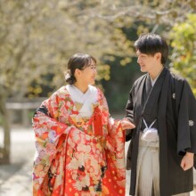 鎌倉・妙本寺で春に撮影した和装前撮り 鎌倉・妙本寺で色打掛を着用した新婦と紋付袴を着用した新郎がほほ笑み合う和装ウェディングフォト