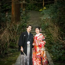 鎌倉・瑞泉寺で冬に撮影した和装前撮り 鎌倉・瑞泉寺で色打掛を着用した新婦と紋付袴を着用した新郎の立っている和装前撮り