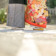 鎌倉・妙本寺で春に撮影した和装足元ショット 鎌倉・妙本寺で色打掛を着用した新婦と紋付袴を着用した新郎の和装足元ショット