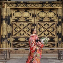 鎌倉・建長寺で秋に撮影した和装前撮り 鎌倉・建長寺で色打掛を着用した新婦の後ろ姿を写した和装前撮り