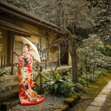 鎌倉・瑞泉寺で冬に撮影した和装前撮り 鎌倉・瑞泉寺で色打掛を着用した新婦が番傘を持って歩く和装前撮り