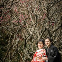 鎌倉・瑞泉寺で冬に撮影した和装前撮り 鎌倉・瑞泉寺で色打掛を着用した新婦と紋付袴を着用した新郎が寄り添ってほほ笑む和装ウェディングフォト