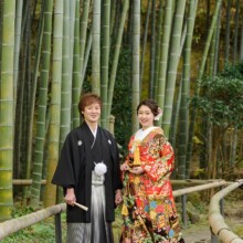 鎌倉・英勝寺で冬に撮影した和装前撮り 鎌倉・英勝寺で色打掛を着用した新婦と紋付袴を着用した新郎が写る和装前撮り
