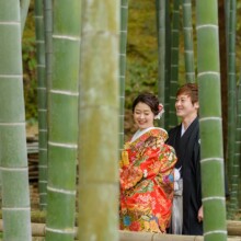 鎌倉・英勝寺で冬に撮影した和装前撮り 鎌倉・英勝寺で色打掛を着用した新婦と紋付袴を着用した新郎が笑顔で写る和装ウェディングフォト