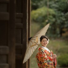 鎌倉・建長寺で秋に撮影した和装前撮り 鎌倉・建長寺で色打掛を着用した新婦が番傘を持ち笑顔で写る和装ウェディングフォト
