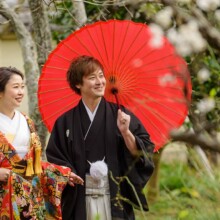鎌倉・英勝寺で冬に撮影した和装前撮り 鎌倉・英勝寺で色打掛を着用した新婦と紋付袴を着用した新郎が番傘を持ち写る和装ウェディングフォト