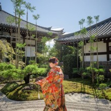 秋に撮影した和装前撮り 色打掛を着用した新婦の後ろ姿を写した和装ウェディングフォト