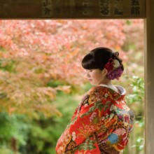 鎌倉・海蔵寺で秋に撮影した和装前撮り 鎌倉・海蔵寺で色打掛を着用した新婦が写る和装ウェディングフォト