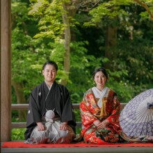 鎌倉・妙本寺で春に撮影した和装前撮り 鎌倉・妙本寺で色打掛を着用した新婦と紋付袴を着用した新郎が正座をしている和装ウェディングフォト