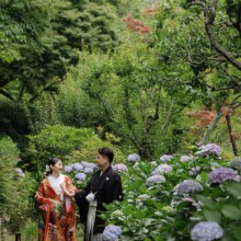 鎌倉・瑞泉寺で夏に撮影した和装前撮り 鎌倉・瑞泉寺で色打掛を着用した新婦と紋付袴を着用した新郎が手を取って歩く和装前撮り