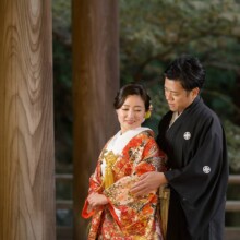 鎌倉・妙本寺で秋に撮影した和装前撮り 鎌倉・妙本寺で色打掛を着用した新婦と紋付袴を着用した新郎が写る和装前撮り
