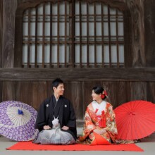 鎌倉・建長寺で春に撮影した和装前撮り 鎌倉・建長寺で色打掛を着用した新婦と紋付袴を着用した新郎が正座で写る和装前撮り