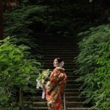 鎌倉・瑞泉寺で夏に撮影した和装前撮り 鎌倉・瑞泉寺で色打掛を着用した新婦がブーケを持って写る和装前撮り