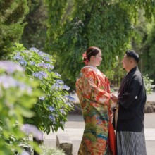 鎌倉・建長寺で夏に撮影した和装前撮り 鎌倉・建長寺で色打掛を着用した新婦と紋付袴を着用した新郎が写る紫陽花と一緒に手を取り合って写る和装前撮り