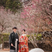 鎌倉・妙本寺で冬に撮影した和装前撮り 鎌倉・妙本寺で色打掛を着用した新婦と紋付袴を着用した新郎が写る和装前撮り